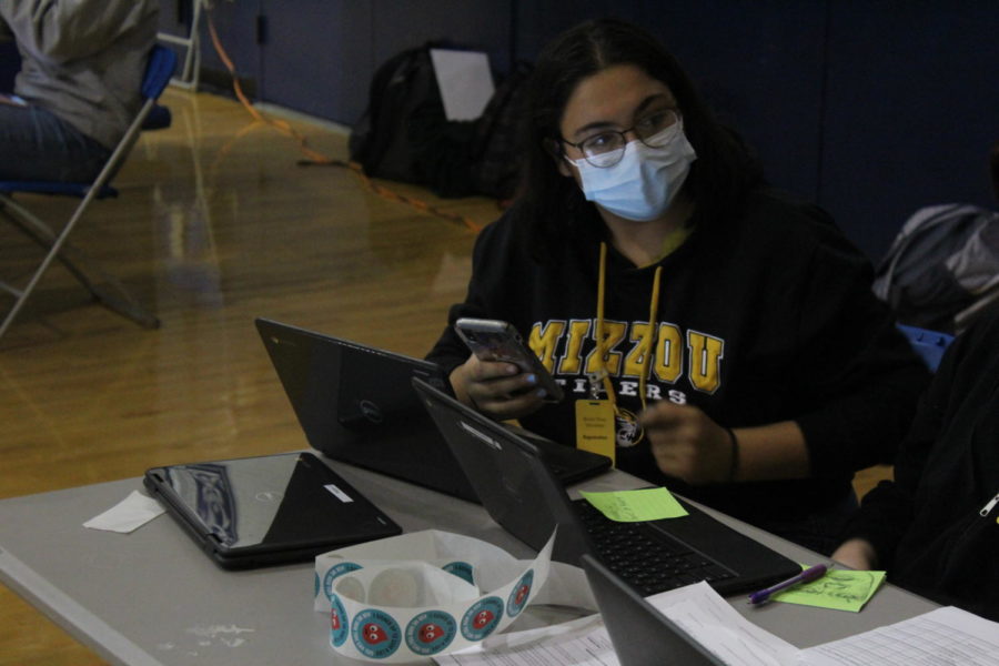Lydia Holterman volunteers at SCHS' blood drive.