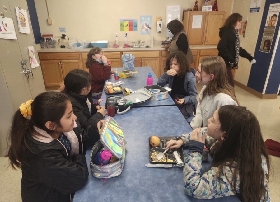 Super Leader has lunch with students from Blackhurst Elementary