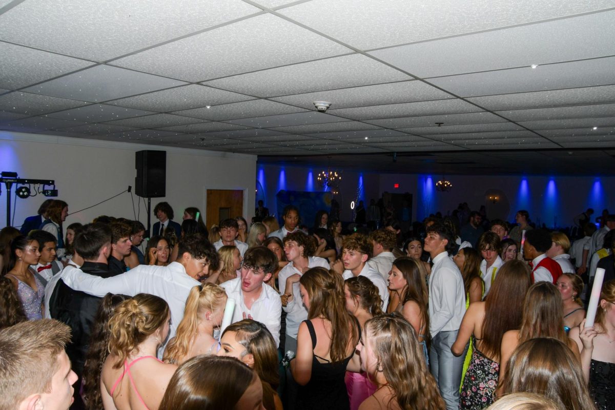 A dance floor full of prom attendees