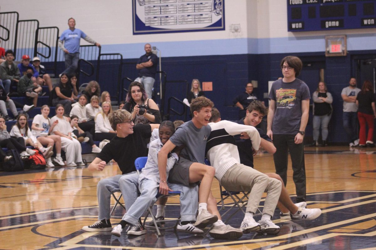 Homecoming court fighting over spots in musical chairs during assembly 