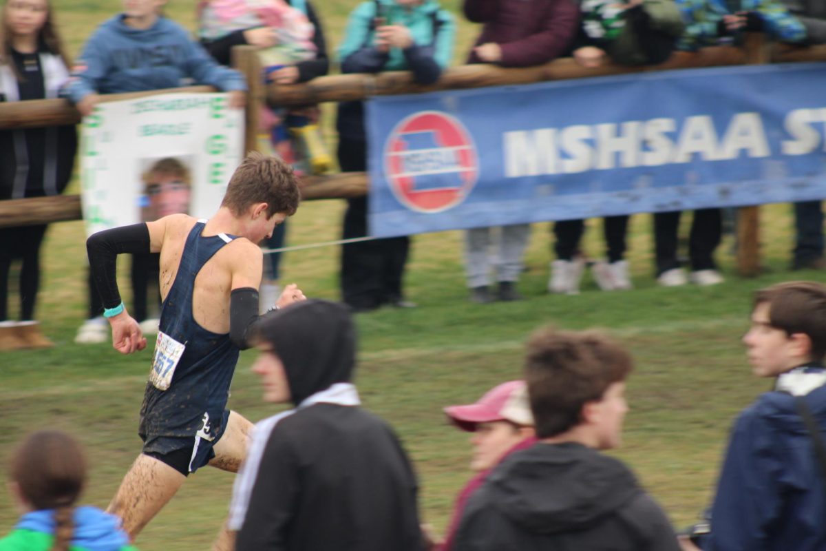 Elijah Case running during the state meet 