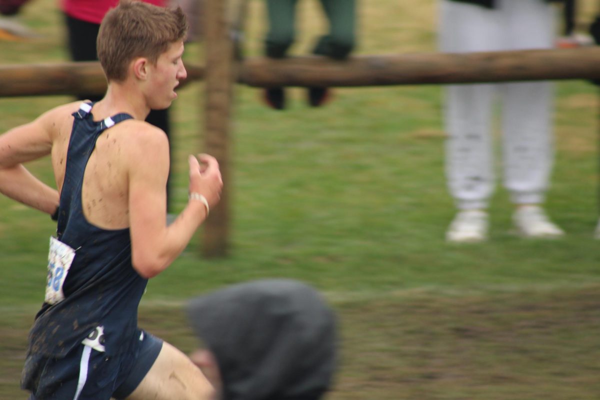 Noach Case running during the state meet 