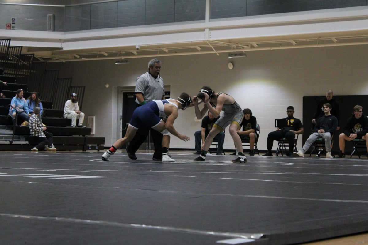 Charlie Reid Tying up with his opponent 