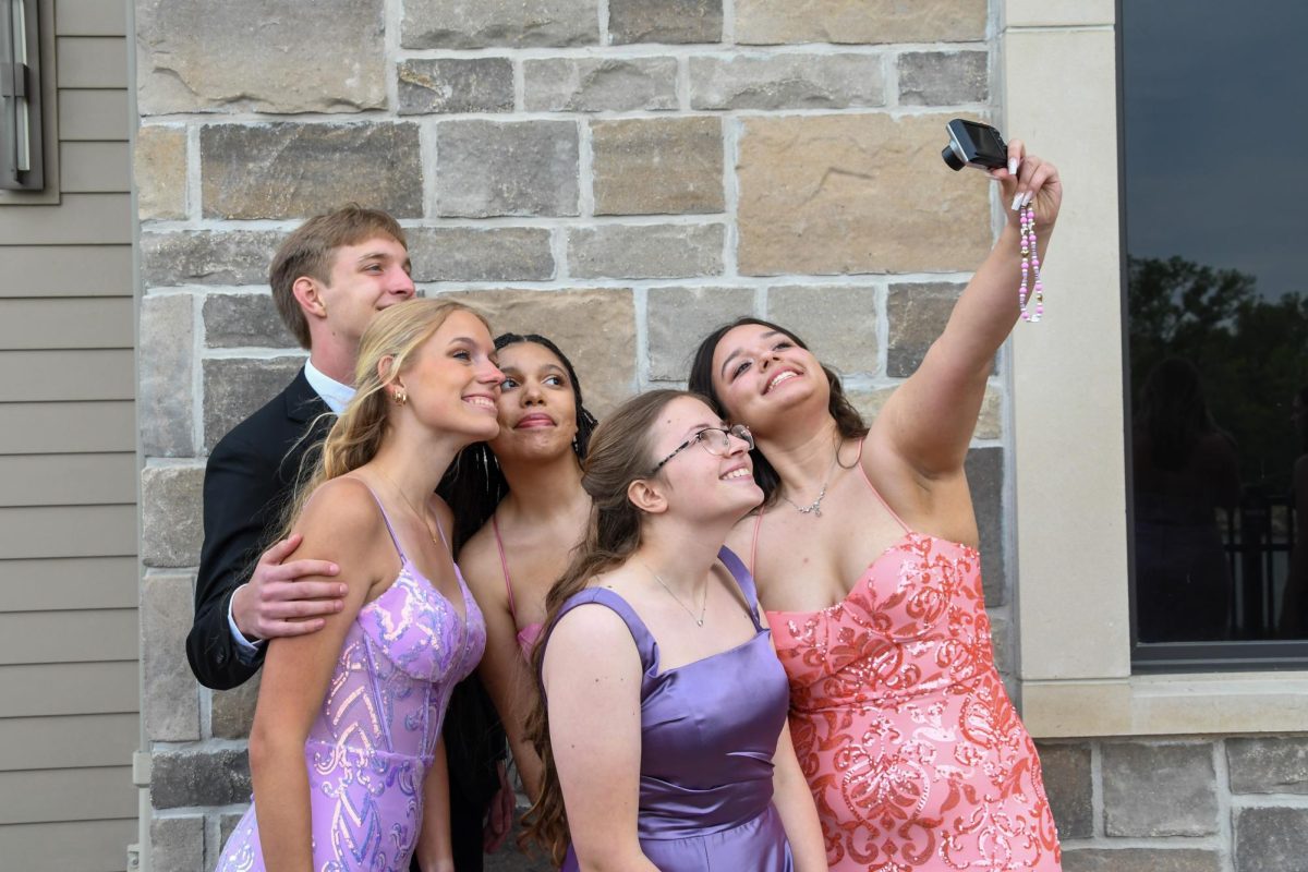 Monica Ferguson, Claire Rutledge, Lana Usery, Eleanor Curtis, and Tyler Schnatmeier posing for a photo. 