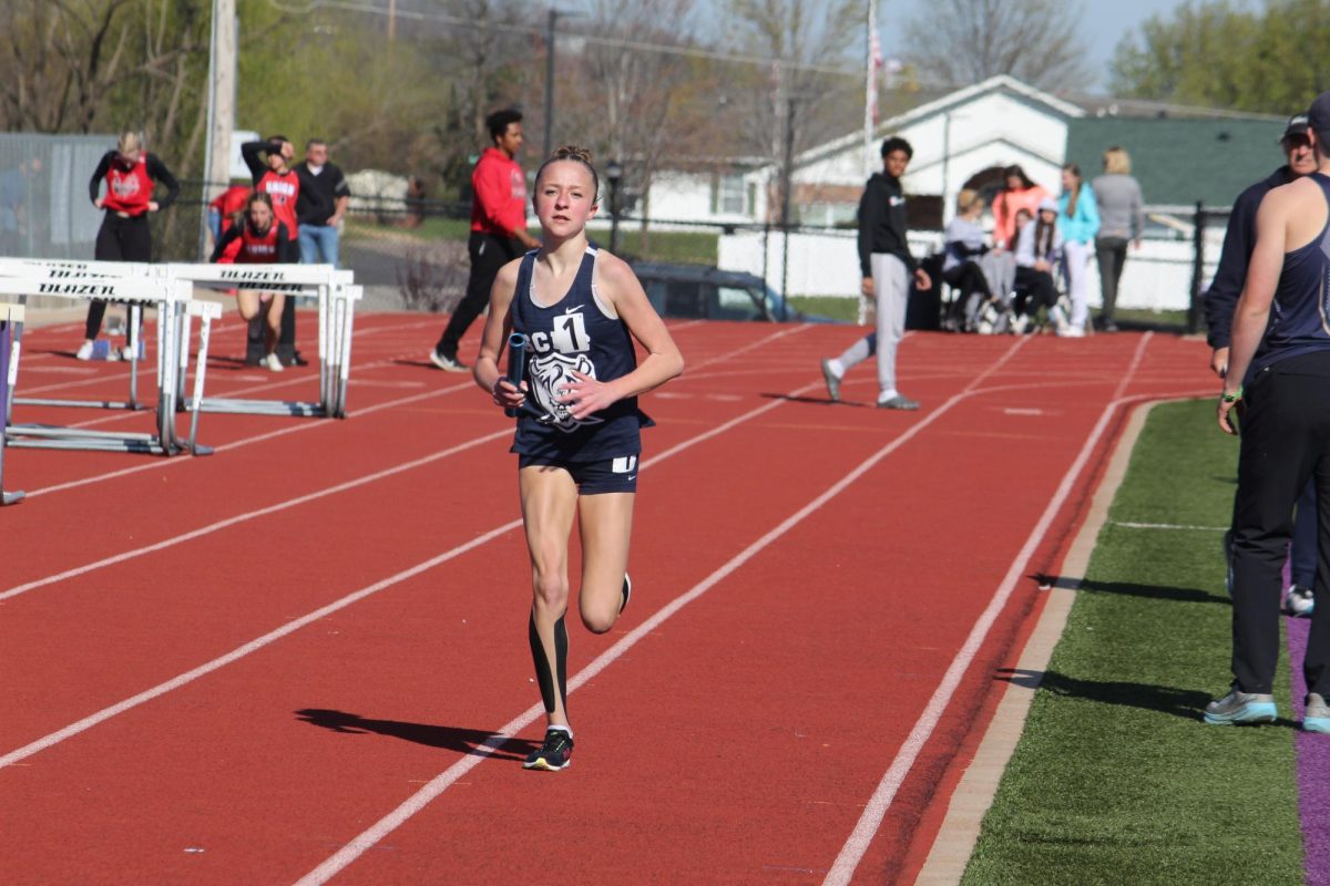 Lily Black running the 4x8 relay