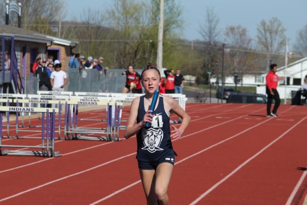 Lily Black running the 4x8 relay