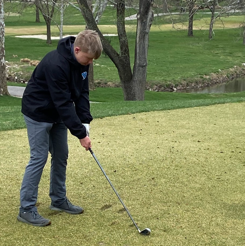 Hayden Kayser golfing.