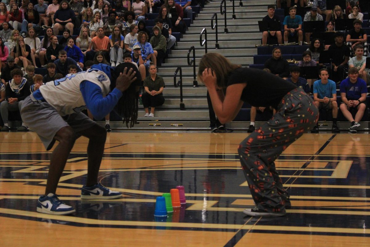 Kenneth Minion and Morgan Simon facing off in head, shoulders, knees, cup.