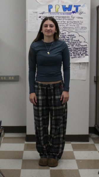 Student Lily Bott posing for an outfit picture.