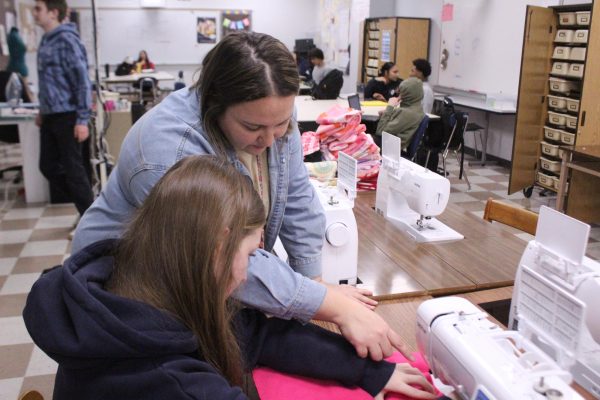 FACS teacher Elizabeth Laley helps sophomore Aubreigh Eagen on the sewing machine.
