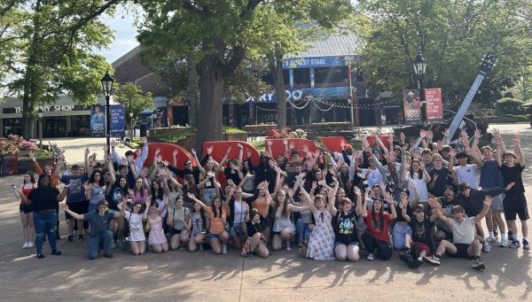 Group of music students posing in front of Nashville Zoo entrance. (Elina Buck)